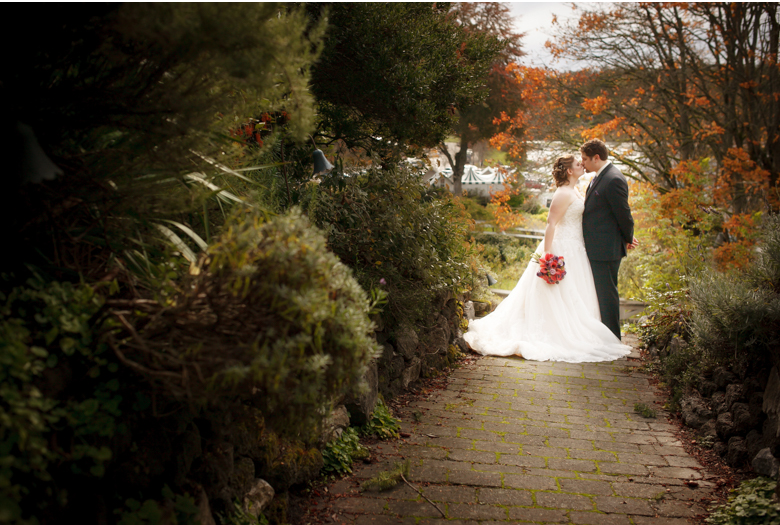 fall winter wedding bride and groom photo sample picture