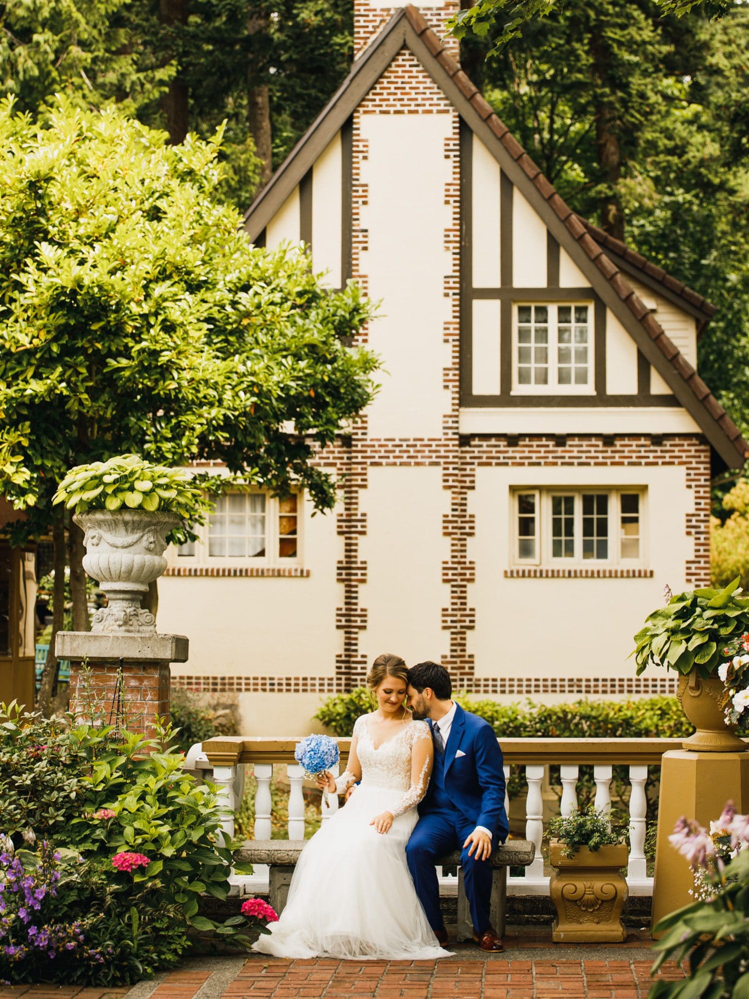 bellingham wedding venue with Eb and Greg at Lairmont manor for an elegant wedding in pnw and Seattle